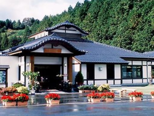 【兵庫県の人気日帰り温泉】「よふど温泉」は農村の原風景に溶け込む施設。緑に囲まれた露天風呂でリラックス