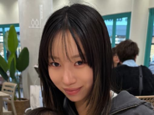 「口もとめっちゃ似てない!?」美人YouTuber、1歳娘との推し活ショットを公開！ 「おっきくなったね」