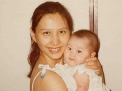 「美人親子」はいだしょうこ、誕生日に幼少期の家族ショット公開「お母様ソックリ」「本人かと思ったわ」