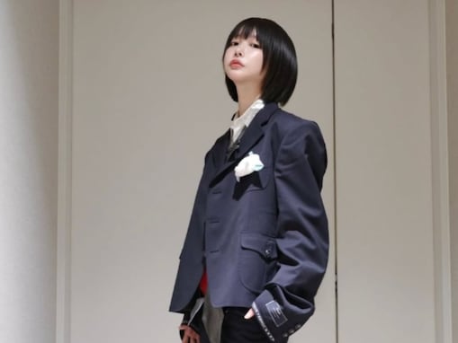 あの、雰囲気異なるイケメンなスーツ風衣装を披露！ 長い脚＆小顔が際立つ圧巻の全身ショット