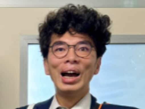 「仁さんの若い頃にそっくり」片桐仁、イケメン次男の個性的な卒業式ショットを披露！ 「遺伝子強www」