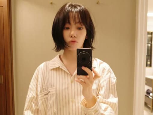 「実は、28歳になってました」宮脇咲良、誕生日にパジャマ姿＆美脚を公開「28才とは思えない可愛さ」