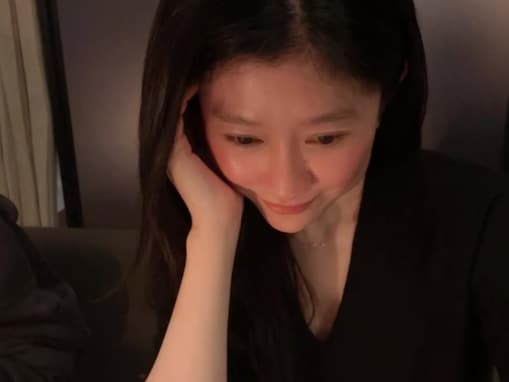 篠原涼子、撮影終わりに頬赤らめ美食を満喫！ 上品な姿に注目集まる「ゆっくり美味しい時間を….」