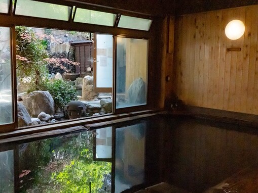 【東京都の人気日帰り温泉】「深大寺天然温泉 湯守の里」は都会の喧騒を忘れる自然派施設。関東屈指の黒湯を堪能
