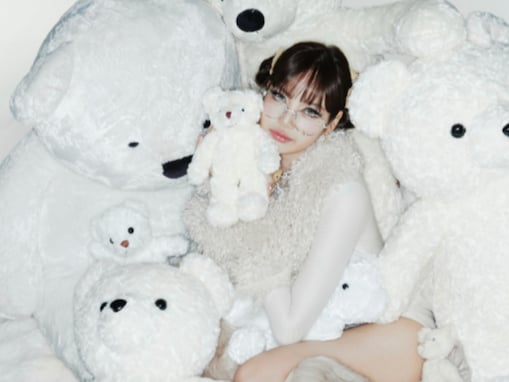 BLACKPINK・リサ、29歳誕生日ショット公開！ 美太もも際立つ姿でクマのぬいぐるみに埋もれる