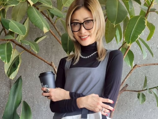 山田優、黒タイツの美脚を披露！ スタイリッシュなコーデのバッグを紹介「機能性抜群のトートバッグ」