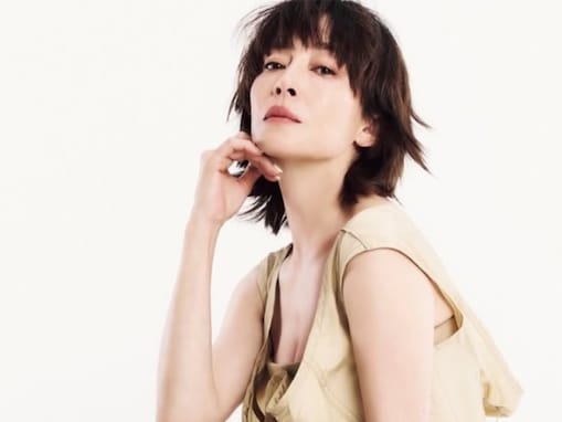 宮沢りえ、『Numero Tokyo』表紙を飾るモデルショット公開！ 真っ赤なドレスなど個性的な姿を披露