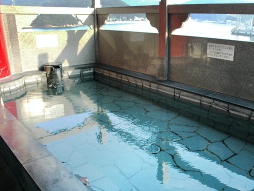 【兵庫県の人気日帰り温泉】「ペーロン温泉」は相生湾を一望できる露天風呂が自慢の施設。海を感じる「熱の湯」でリラックス