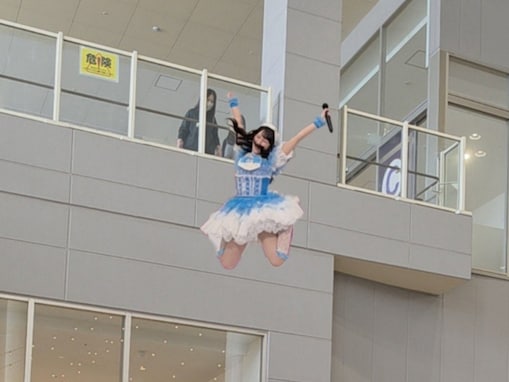 「これ2階から飛び降りた説がある」アイドル、ギネス記録？ 驚きのジャンプ姿に「飛びすぎじゃない？」反響