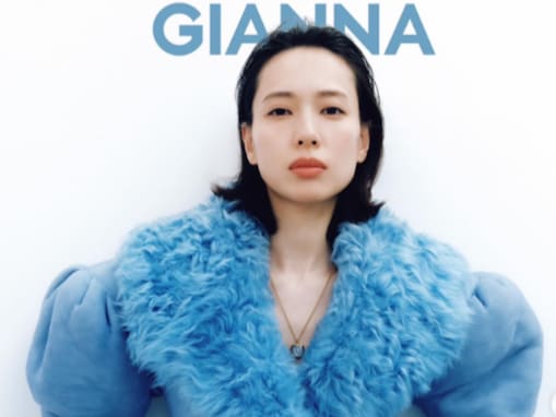 戸田恵梨香、“超個性的”な大胆ファー衣装で魅せた圧巻スタイル！  表紙ショット&オフショットに反響