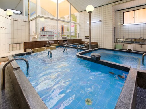 【大阪府の人気銭湯】「日之出湯」は110度の富士山溶岩サウナと軟水が魅力の施設。108匹の鯉が描かれた天井画でリラックス