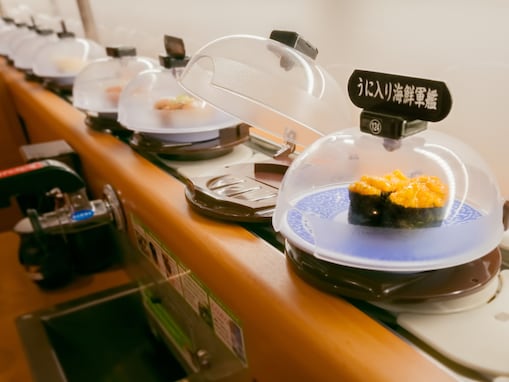 「隠す気無いやろww」くら寿司、人気作品とのコラボ予告！「まずいな沢山のくら寿司が殺人事件現場に」