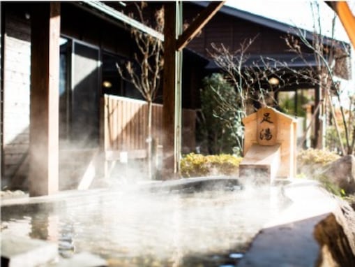 【宮城県の人気日帰り温泉】「遠刈田温泉 まほろばの湯」は自然と日本最大級の巨大石に癒やされる施設。「露天風呂」でリラックス