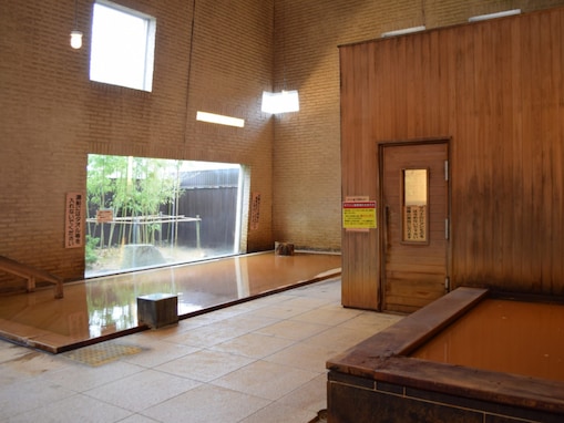 【宮城県の人気日帰り温泉】「温泉保養施設 ふたごの湯」は県内唯一の泉質を楽しめる施設。檜や石造りの浴槽でリラックス