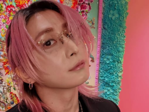 「同級生か～」佐久間大介、友達との“ガチサシ呑み”ショットに反響！ 「若干、目がすわってる…(笑)」