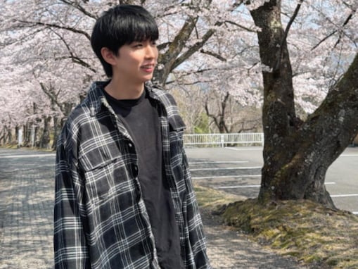 「抱き方すごい不安」はじめしゃちょー、赤ちゃんとの花見ショット公開！ 「しっかりお父さんしてる」