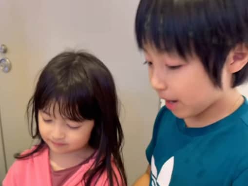 「会話が英語なの凄い」川崎希のモデル夫、“兄弟喧嘩中？”動画に「ネイティブの綺麗な発音」「良いパパ」反響