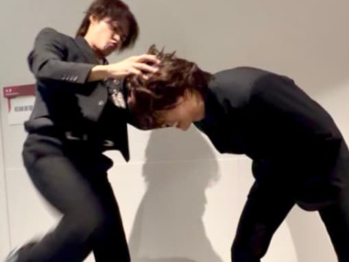 「倒されたかったのか？笑」上田竜也、“寺西拓人の倒し方”を公開！ 「成人男性を軽そうに抱えてる」