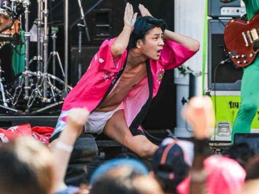 「職質受けたら終わりやで」人気バンドマン、“衣装”を並べた写真が話題に！ 「写真がヤバすぎる笑」