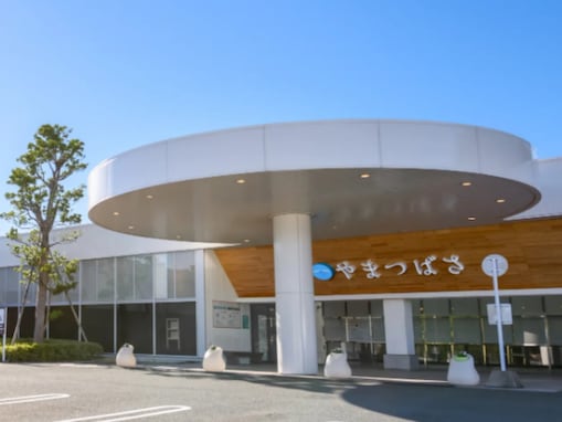 【福岡県の人気日帰り温泉】「宗像王丸・天然温泉 やまつばさ」は全館かけ流しの天然温泉を楽しめる施設。「十間長風呂」や「半月湯」でリラックス