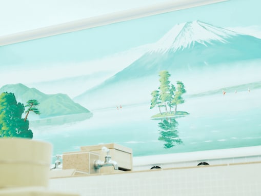 【東京都の人気銭湯】「小杉湯原宿」は原宿神宮前交差点の「街の銭湯」施設。名物ミルク風呂でリラックス