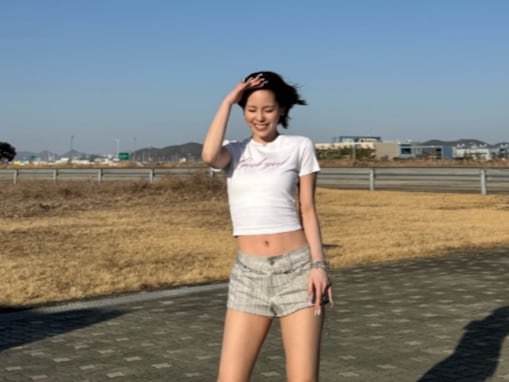 「やっぱり脚細そう過ぎやろw」NiziU・マコ、へそ出し圧巻スタイル披露！ 「髪が乱れてても可愛い」