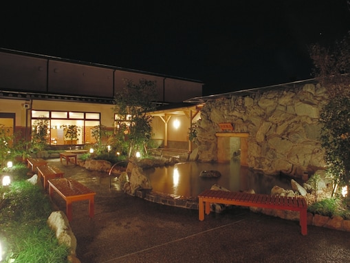 【宮城県の人気スーパー銭湯】「極楽湯 富谷店」は医学的効果のある療養泉を楽しめる施設。多彩な露天風呂とサウナでリラックス