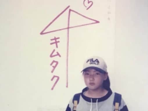 「思春期丸出しのやつww」元AKB48メンバー、幼少期ショット公開！ 「キムタクと相合傘」「可愛すぎ…」