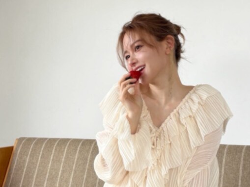山本舞香、モデル撮影のオフショット公開！ 春コーデでイチゴをくわえるかわいらしい姿も披露