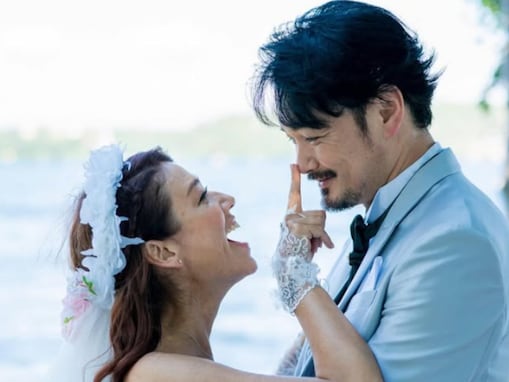 「鳥肌たったっす」LiLiCo、イケメン夫と結婚8周年を報告！ 「なんて素敵なウェディングフォト」反響