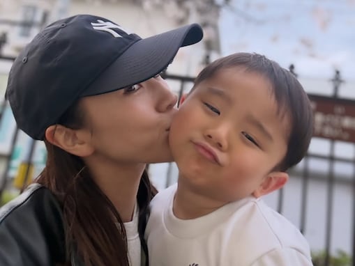 「この表情w最高すぎるwww」赤松悠実、息子との顔出しキスショット公開！ 絶妙な表情に「そっくり」反響