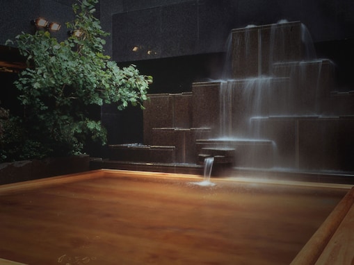 【北海道の人気日帰り温泉】「すすきの天然温泉 湯香郷」は都心で本格的な天然温泉が楽しめる施設。檜の露天風呂でリラックス