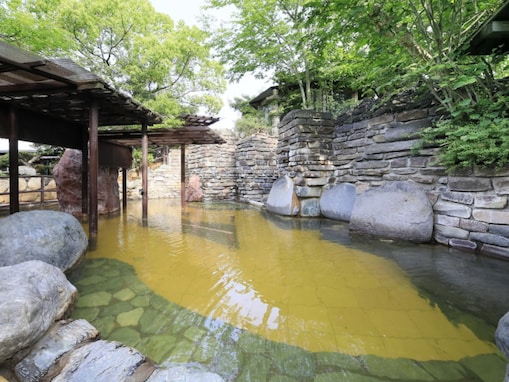 【埼玉県の人気日帰り温泉】「茂美の湯」は源泉かけ流しが自慢の天然温泉施設。ひのき風呂や壺風呂など多数の湯船でくつろげる