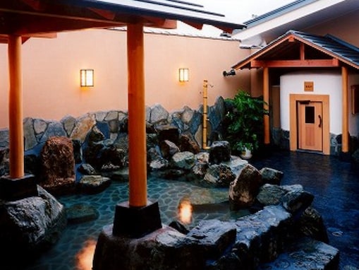 【栃木県の人気スーパー銭湯】「極楽湯 宇都宮店」は深夜3時まで営業の天然温泉施設。多彩な湯船とサウナのほか「ととのいエリア」も充実