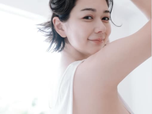 「先っちょ見えそー」村重杏奈、横乳あらわな大胆グラビアに「アウトじゃないかこれ」「エロ過ぎ」の声