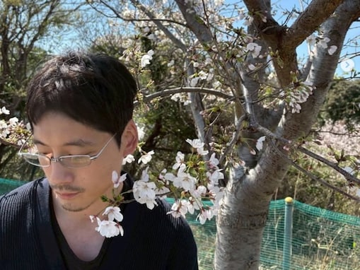 「神がかっていてしんどい」坂口健太郎、桜の下での“短髪ヒゲ眼鏡”姿に「とってもセクシー」「色気ダダ漏れ」