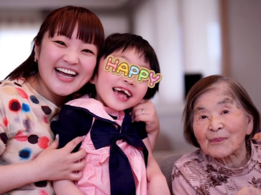 「最高の家族」柳原可奈子、脳性まひの長女の入学祝い！ 家族ショット公開「みんな優しい笑顔素敵」