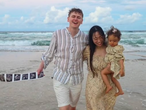 国際夫婦YouTuber、第2子妊娠を報告！ イケメン夫＆長女との家族ショット公開「胸がいっぱいです」