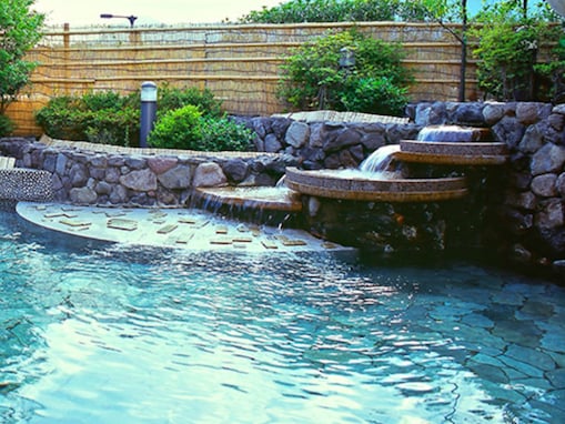 【栃木県の人気日帰り温泉】「湯処あぐり」は山並みの絶景を楽しめる天然温泉施設。プール併設でリラックス