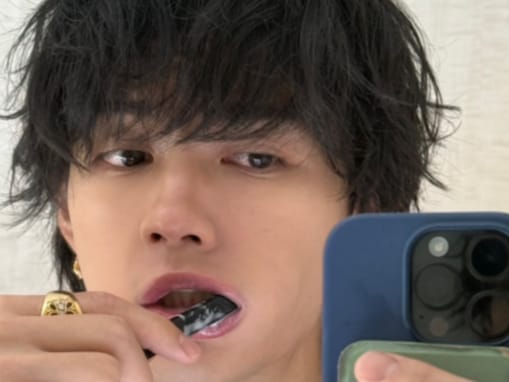 「2枚目やばい神」佐野勇斗、歯磨き姿＆赤ちゃんコスプレ公開「いつの写真出してんのw」「仁人怒らん？笑」