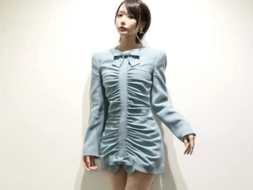 あの、ミニドレスからほっそり美脚を披露！ 『外道の歌season2』共演の窪塚洋介とのツーショットも