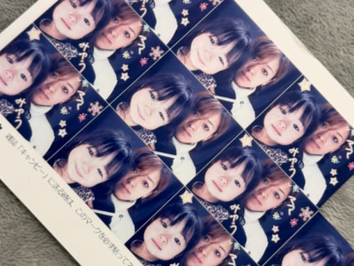 「何でこんな深刻な顔なんだ、、」みちょぱ、幼少期の親子プリクラに「ママ美人さんなのに真顔でジワるw」反響