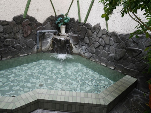 【東京都の人気銭湯】「ぽかぽかランド鷹番の湯」は都心の空を仰ぐ露天風呂が魅力の施設。天然温泉と多彩なジャグジーでリラックス
