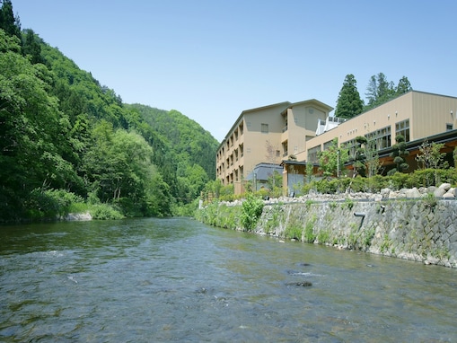 【楽天トラベル春夏フェア】岩手県「志戸平温泉 游泉 志だて」が最大21％オフ！豊沢川のせせらぎと2種の泉質で楽しむ贅沢な湯時間【4月8日】