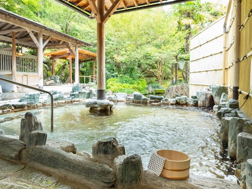 【群馬県の人気日帰り温泉】「京ヶ島天然温泉 湯都里」は高崎ICすぐ側の巨大な温泉施設。源泉かけ流しの「檜の湯」でリラックス