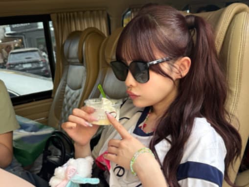 「バチイケじゃん」人気アイドル、南国旅行で美太もも際立つ姿！ 「破壊力がハンパない」「顔ちっちゃすぎ」