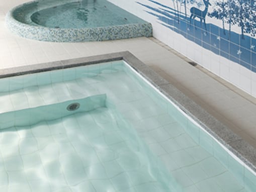 【宮城県の人気日帰り温泉】「女川温泉ゆぽっぽ」は駅舎と一体化した町のシンボル。pH8.8の“美人の湯”でつるつる・すべすべ肌に