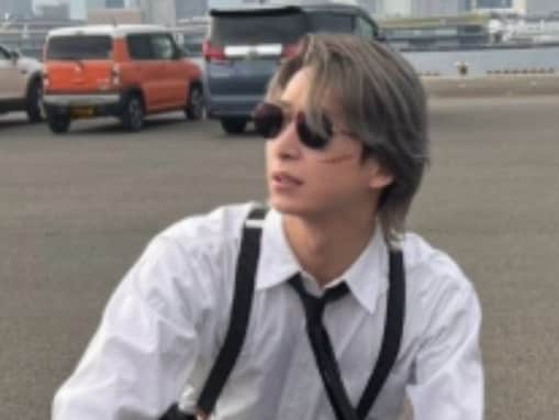 「いつもとは違うカッコよさ」佐久間大介、バイクに乗る姿を披露！ 「やはり銀髪は至高でやばい」