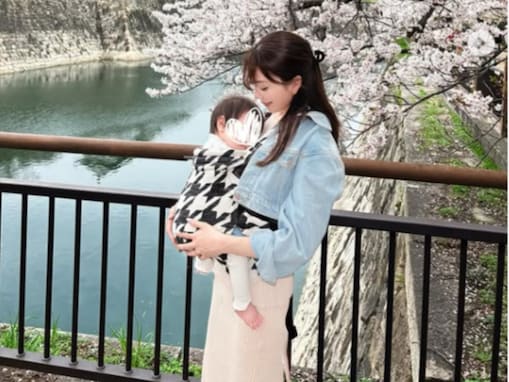 元人気グラドル、1年前の“妊婦姿”と現在の“抱っこショット”対比に「なんだか感動」の声！