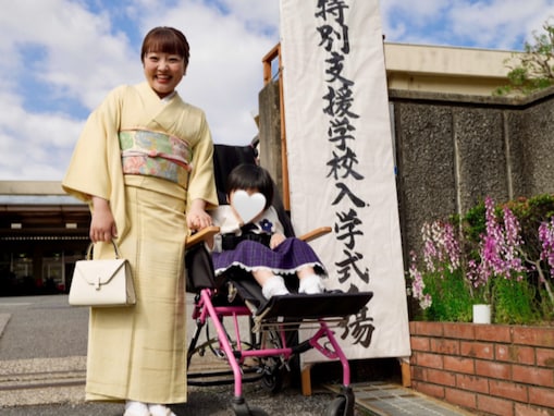 「泣けます」柳原可奈子、脳性まひの長女が“特別支援学校”に入学！ 「ピンク色の車椅子も可愛い」